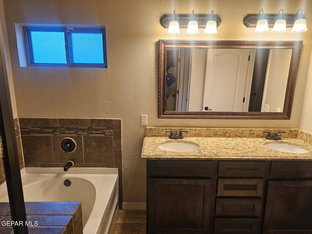 14837 Hunters Grove Ave - Photo 3 of 11