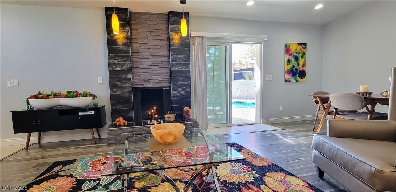 3327 Seminole Cir - Photo 4 of 37