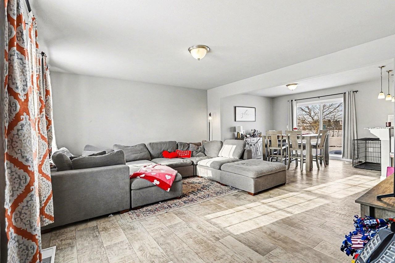 8331 W Sturtevant Ave - Photo 5 of 28