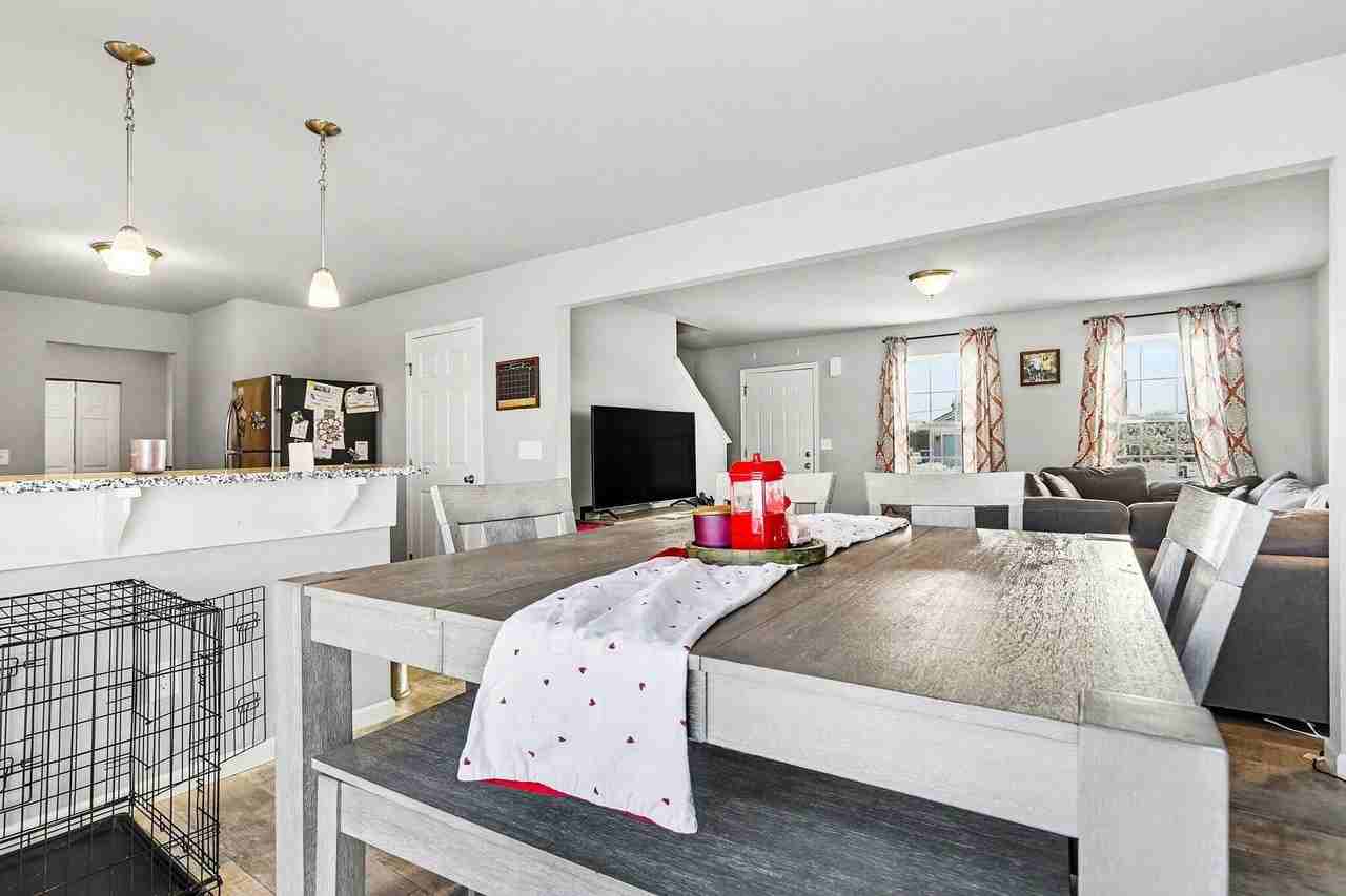 8331 W Sturtevant Ave - Photo 7 of 28