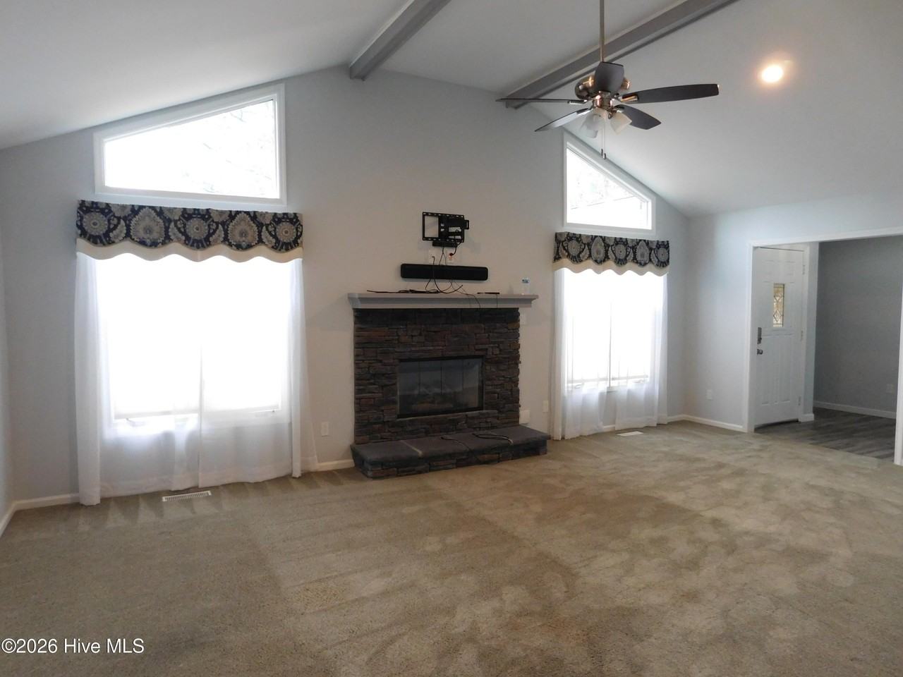 103 Boatswain Dr - Photo 4 of 35