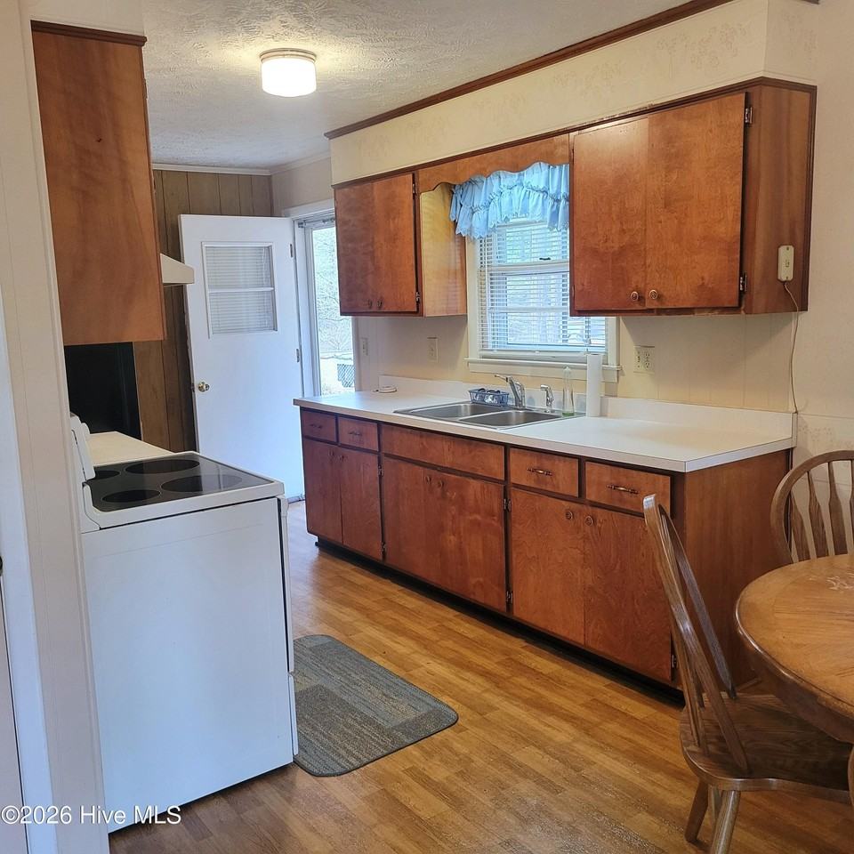 735 W Philadelphia Ave - Photo 4 of 33