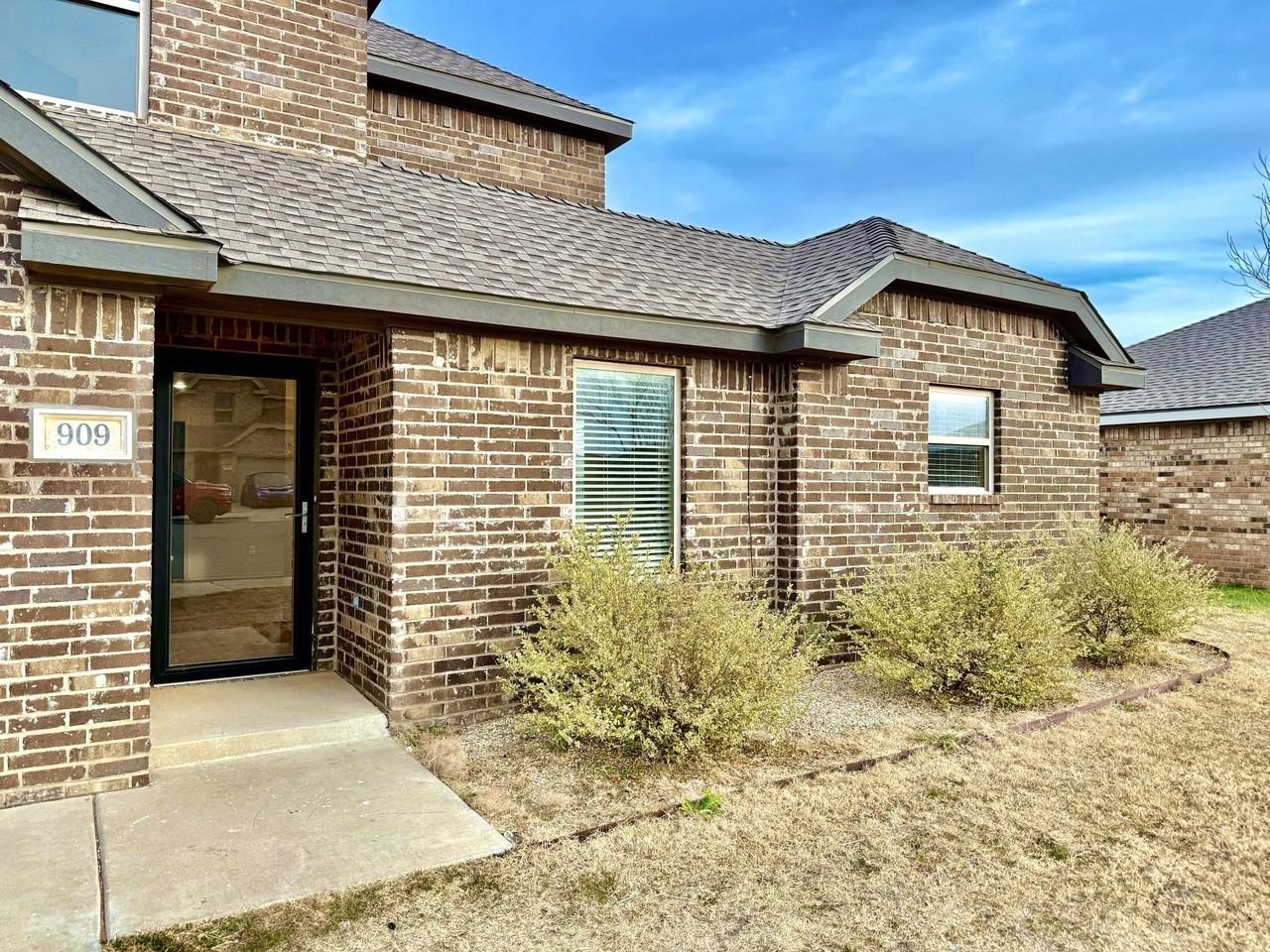 909 Manchester Ct - Photo 4 of 44