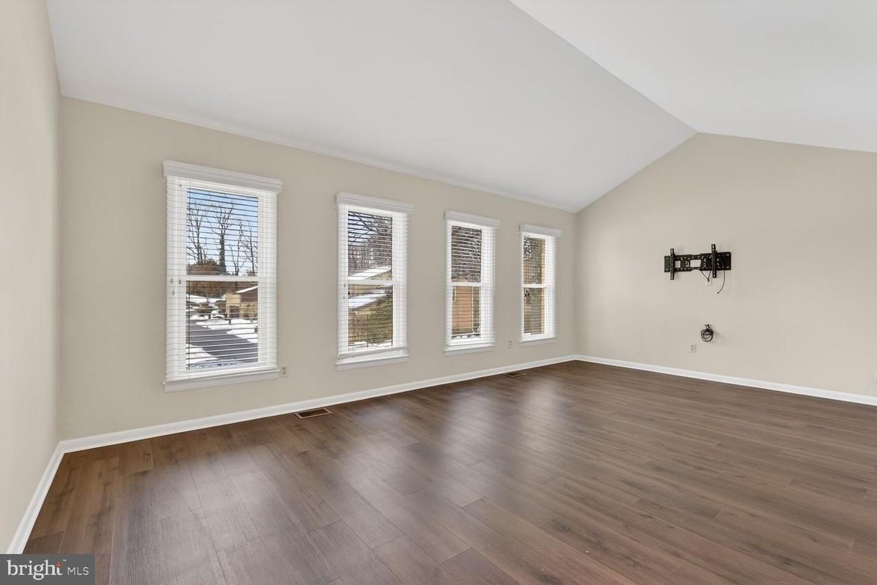 9926 Great Oaks Way - Photo 5 of 35