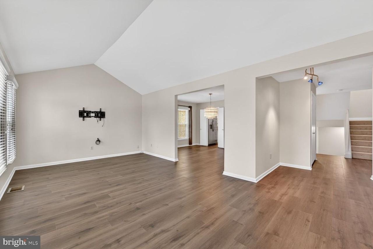 9926 Great Oaks Way - Photo 6 of 35