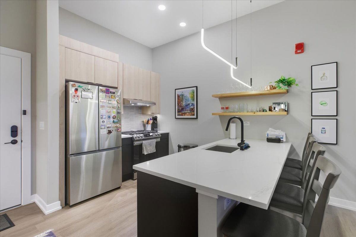 3219 N Clark St #402 - Photo 2 of 8