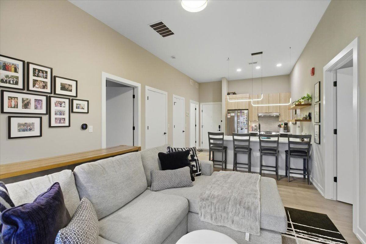 3219 N Clark St #402 - Photo 3 of 8