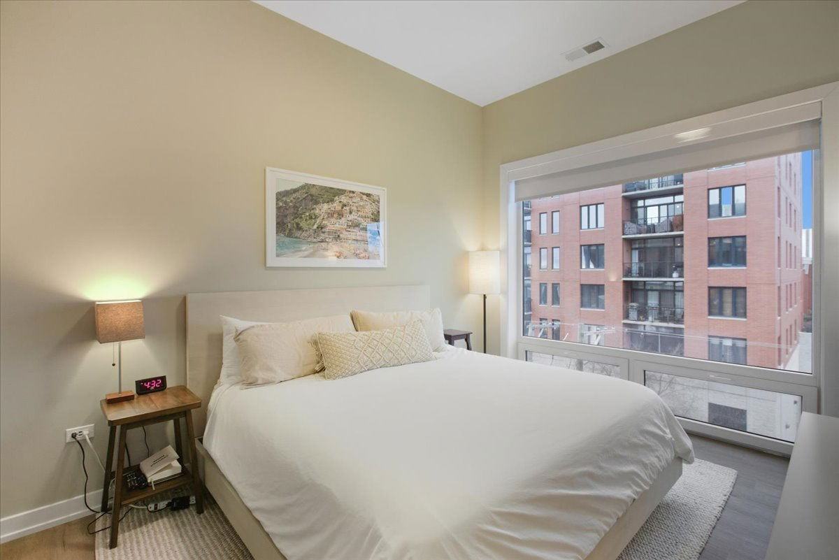 3219 N Clark St #402 - Photo 5 of 8