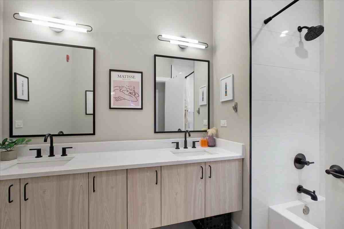 3219 N Clark St #402 - Photo 7 of 8