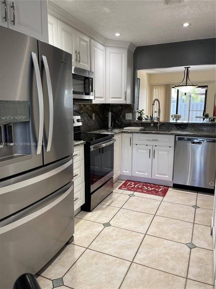 1422 Amanda St #1422 - Photo 2 of 40