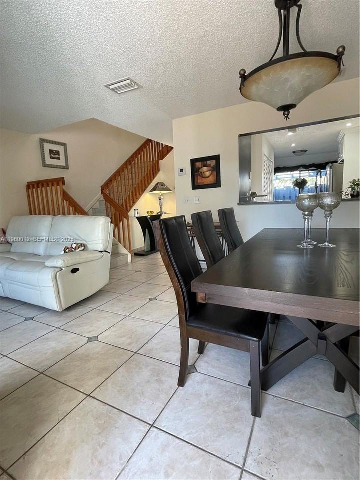 1422 Amanda St #1422 - Photo 3 of 40