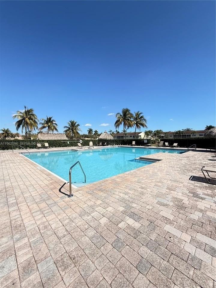 2223 Se 23rd Ave #2223 - Photo 4 of 14