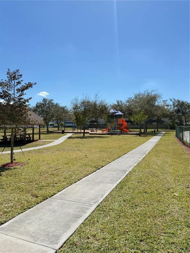 2223 Se 23rd Ave #2223 - Photo 5 of 14