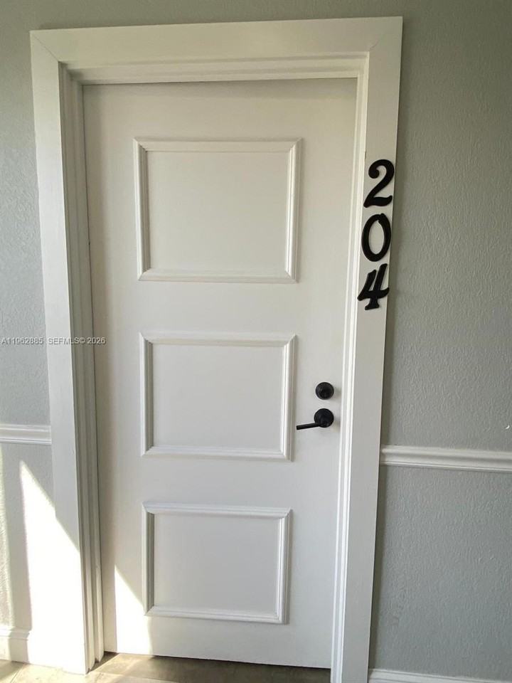 628 Sw 16th Ave #204 - Photo 3 of 14