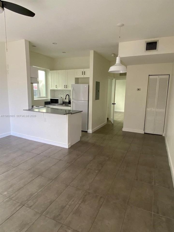 628 Sw 16th Ave #204 - Photo 4 of 14