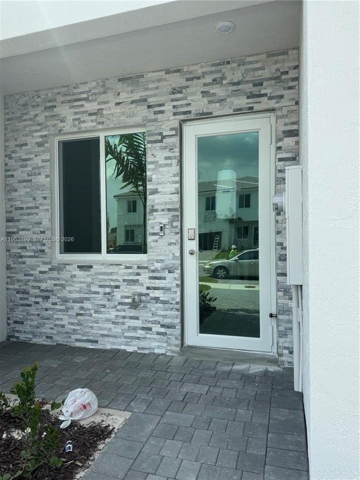 738 Se 13th Ct - Photo 2 of 16