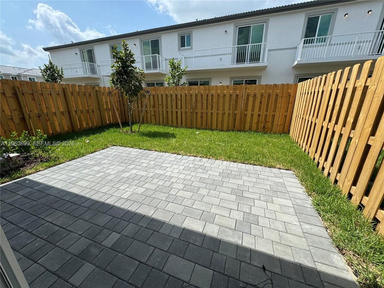 738 Se 13th Ct - Photo 3 of 16