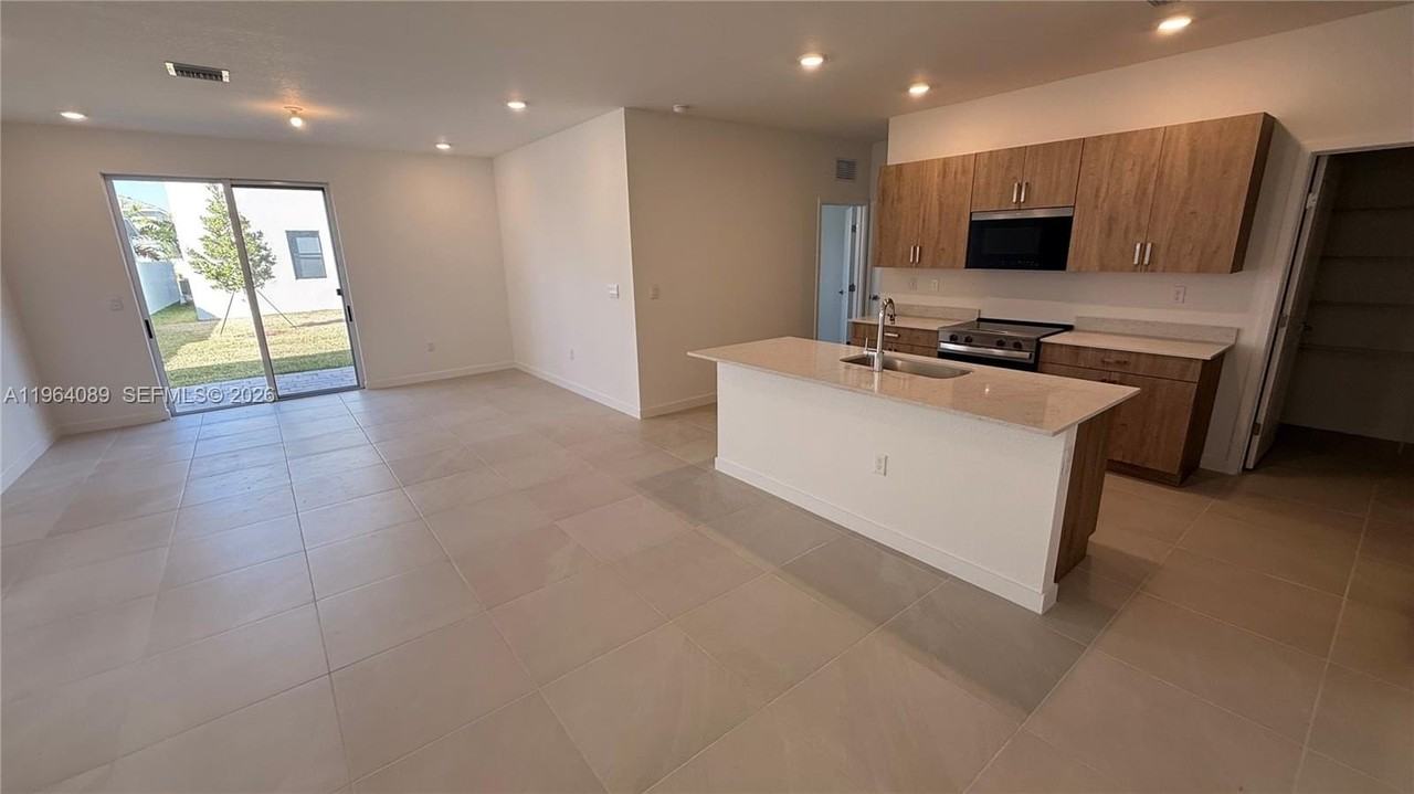 1535 Se 7th Ct #1535 - Photo 4 of 27