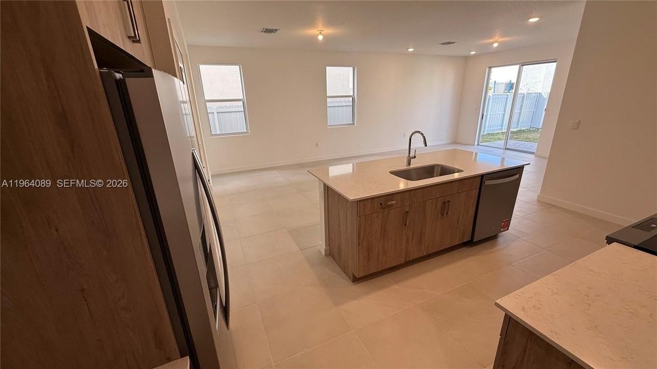 1535 Se 7th Ct #1535 - Photo 5 of 27