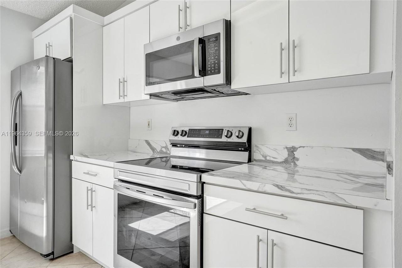 2421 Sw 103rd Way - Photo 3 of 28