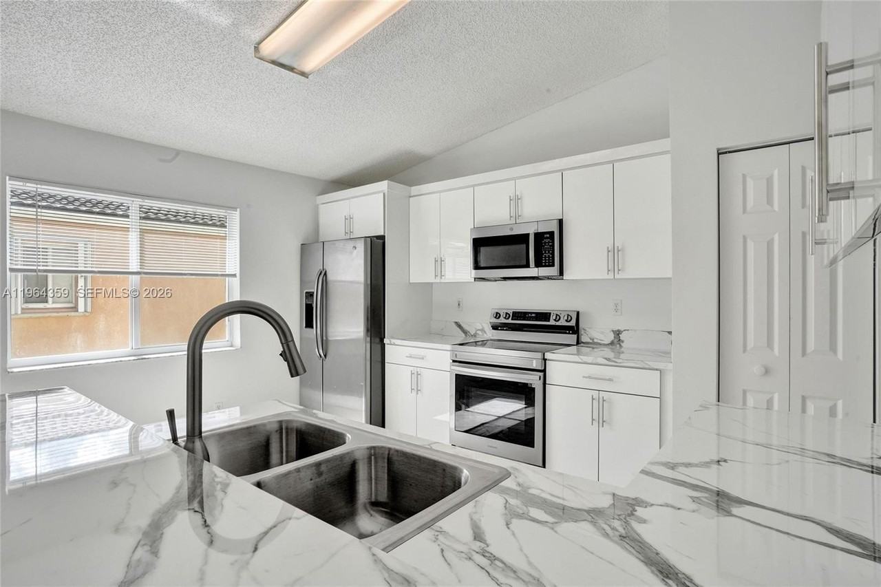 2421 Sw 103rd Way - Photo 4 of 28