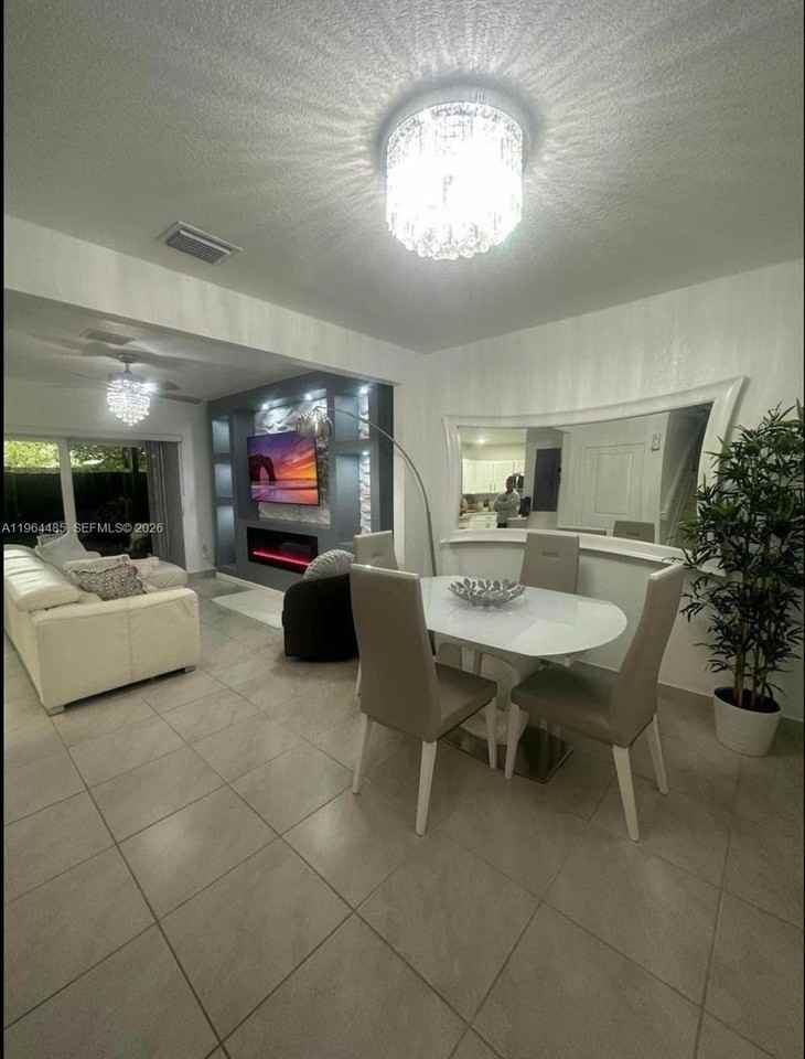 557 Ne 5th Pl #0 - Photo 5 of 11