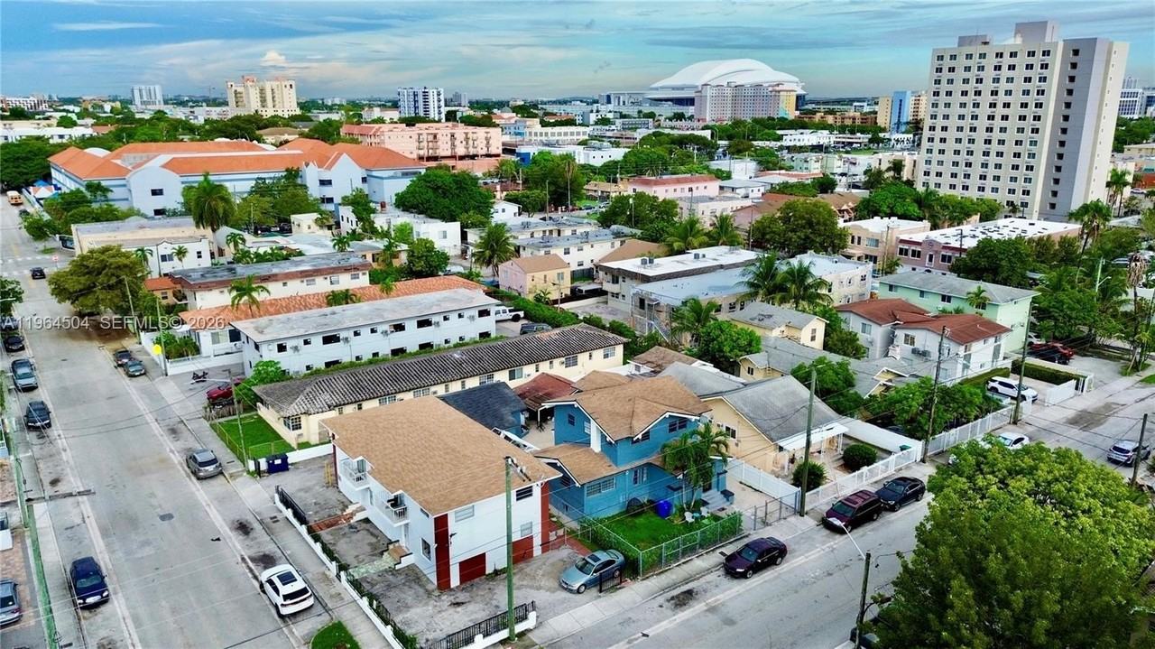 236 Sw 10th Ave #D - Photo 2 of 10