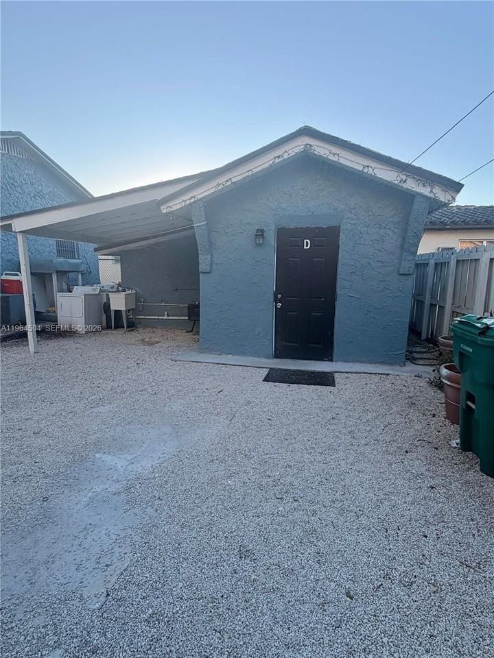 236 Sw 10th Ave #D - Photo 3 of 10