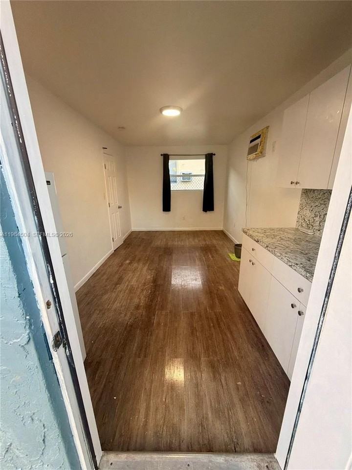 236 Sw 10th Ave #D - Photo 4 of 10