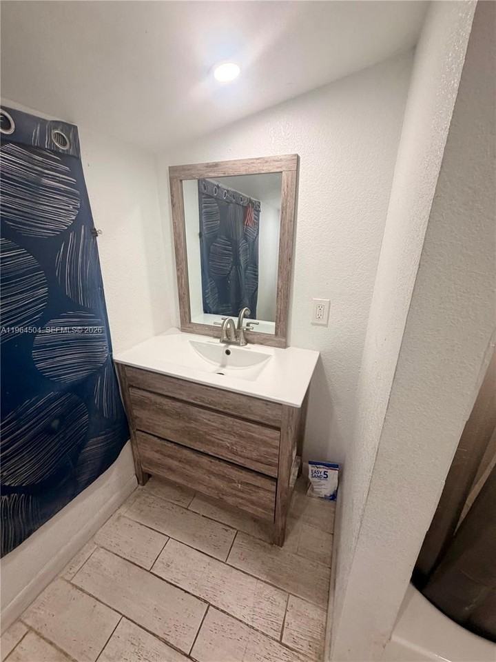 236 Sw 10th Ave #D - Photo 6 of 10