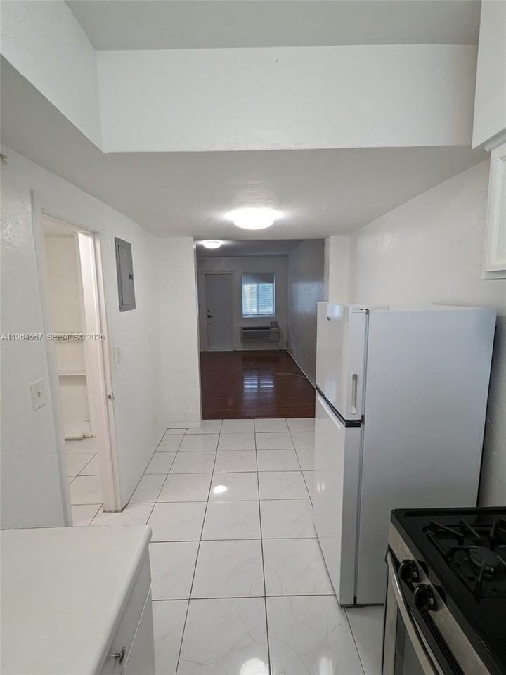 220 Collins Ave #4B - Photo 4 of 11