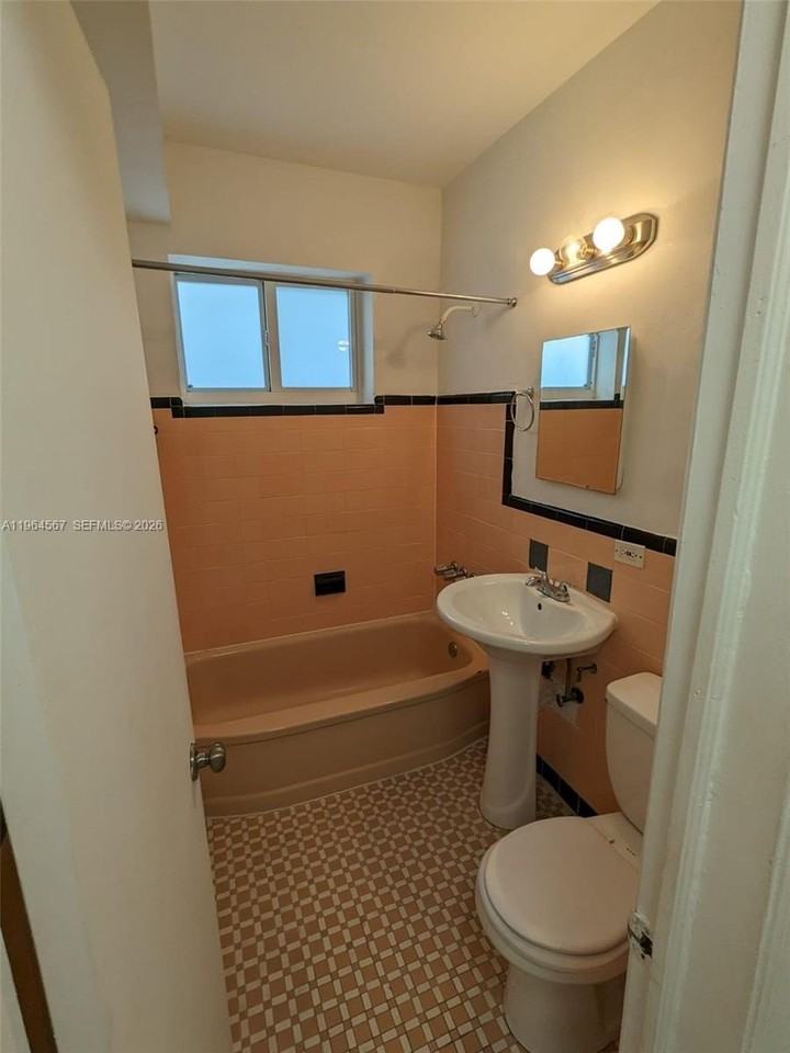 220 Collins Ave #4B - Photo 6 of 11