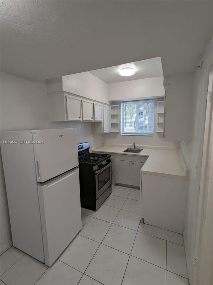 220 Collins Ave #4B - Photo 7 of 11