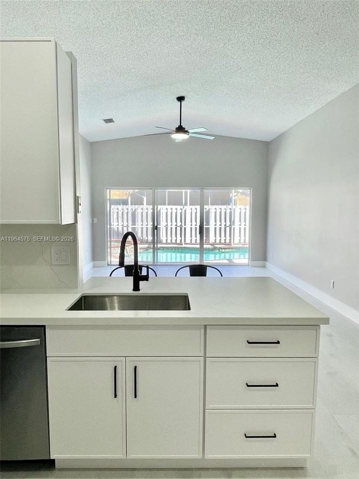 1748 Sw 108th Way #1748 - Photo 4 of 17