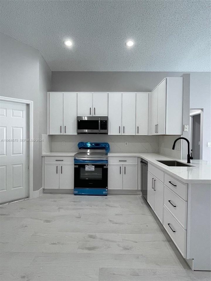 1748 Sw 108th Way #1748 - Photo 5 of 17