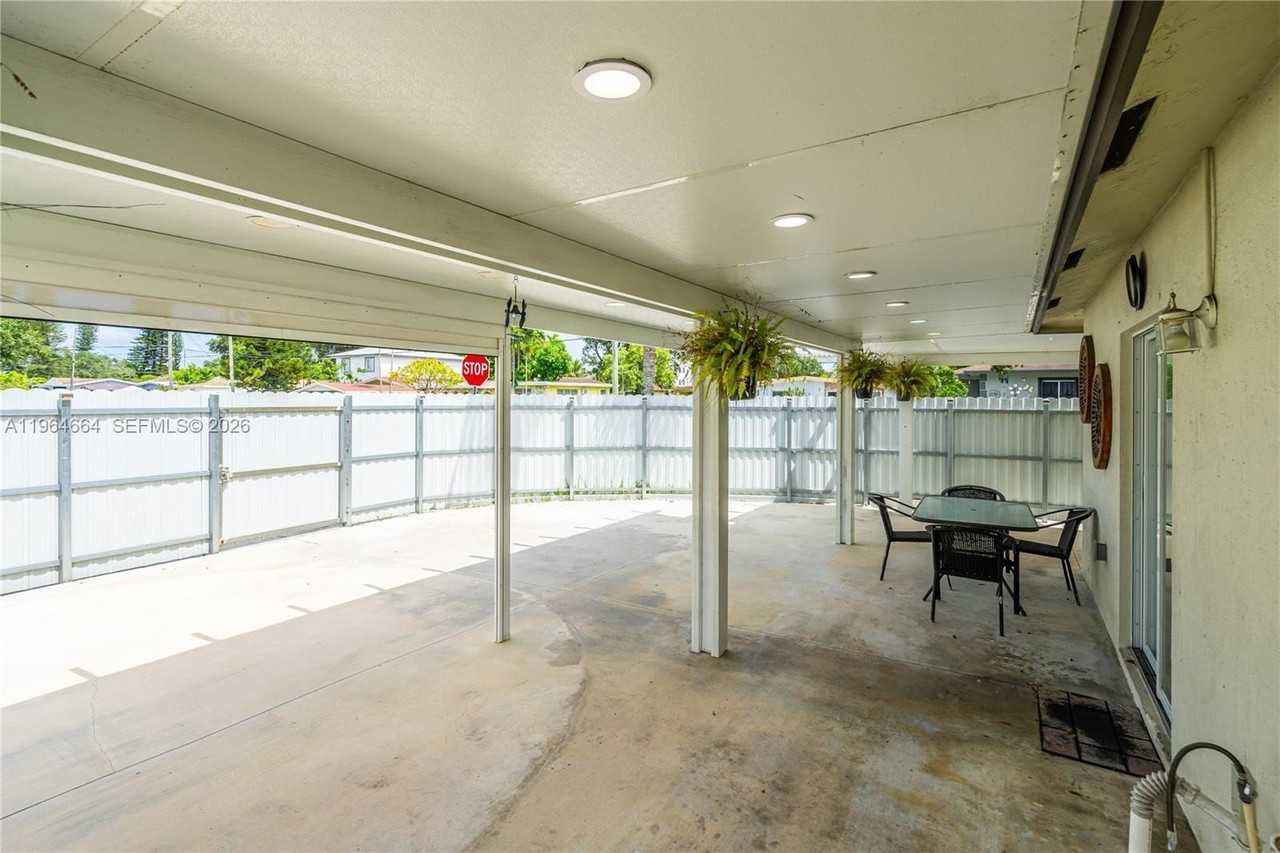 3175 Nw 43rd St - Photo 7 of 38