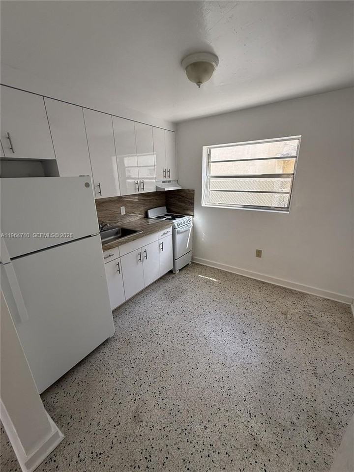 926 Nw 5th St #2 - Photo 2 of 15