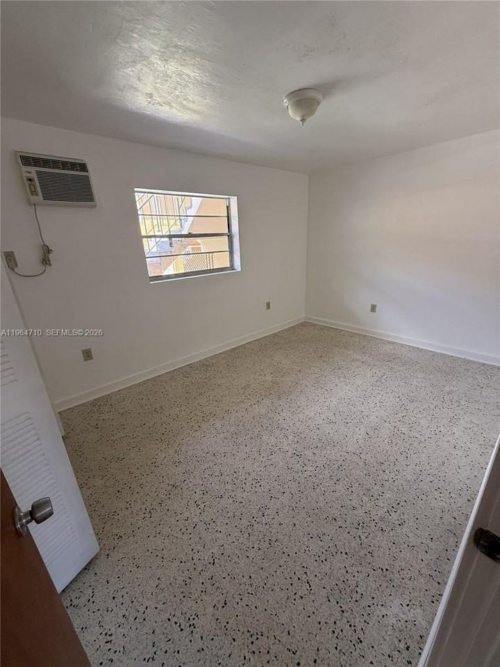 926 Nw 5th St #2 - Photo 7 of 15