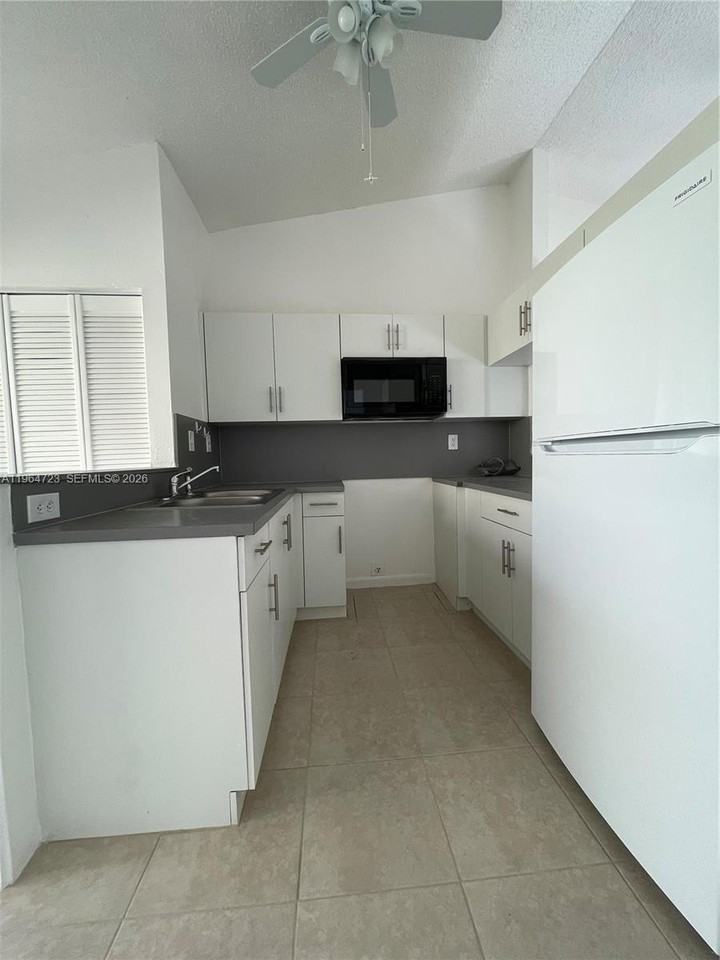 1210 San Remo Cir - Photo 2 of 9