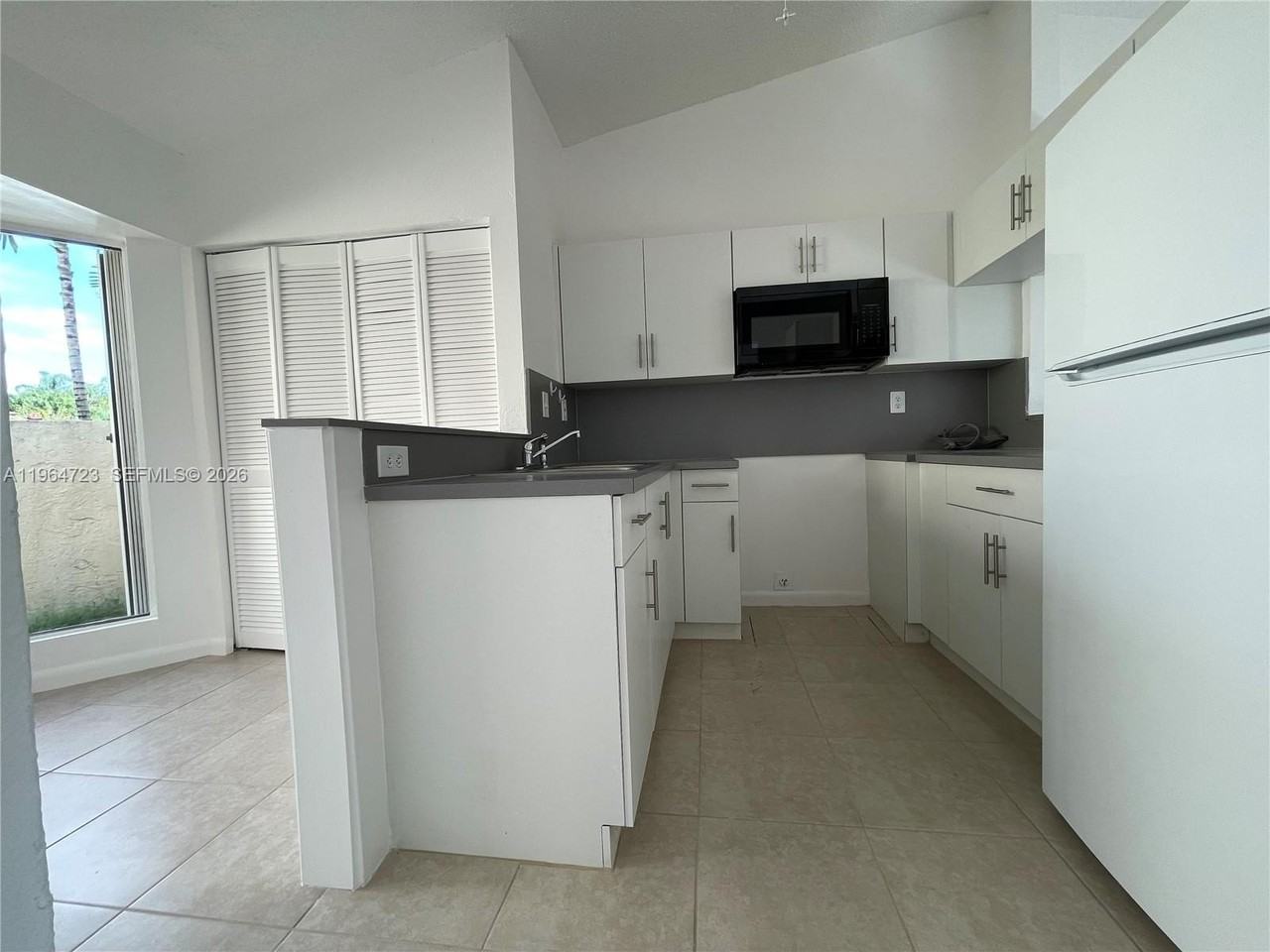 1210 San Remo Cir - Photo 3 of 9