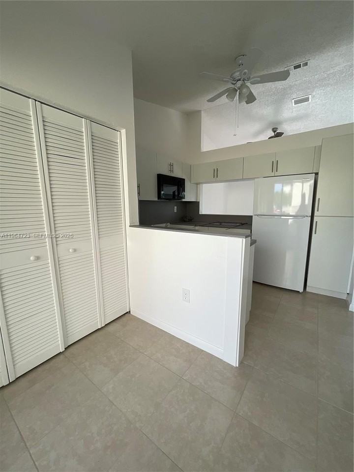 1210 San Remo Cir - Photo 4 of 9