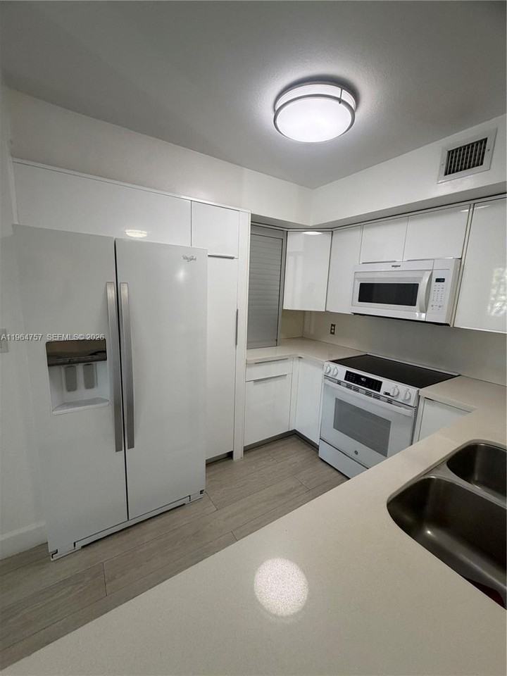 4540 Nw 107th Ave #205-11 - Photo 6 of 32