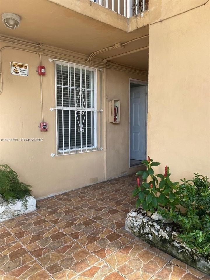 11 Sw 32nd Ave #1 - Photo 2 of 13