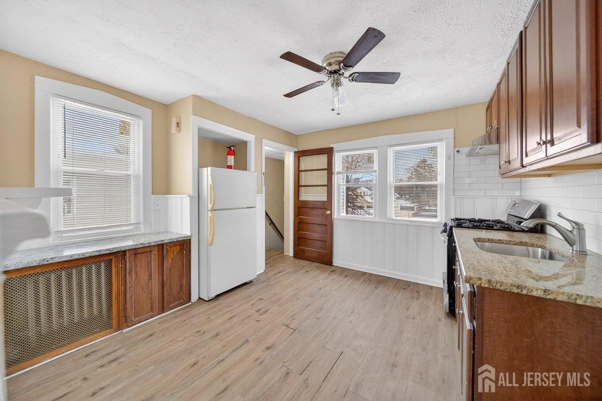 1167 Green St #B - Photo 2 of 9