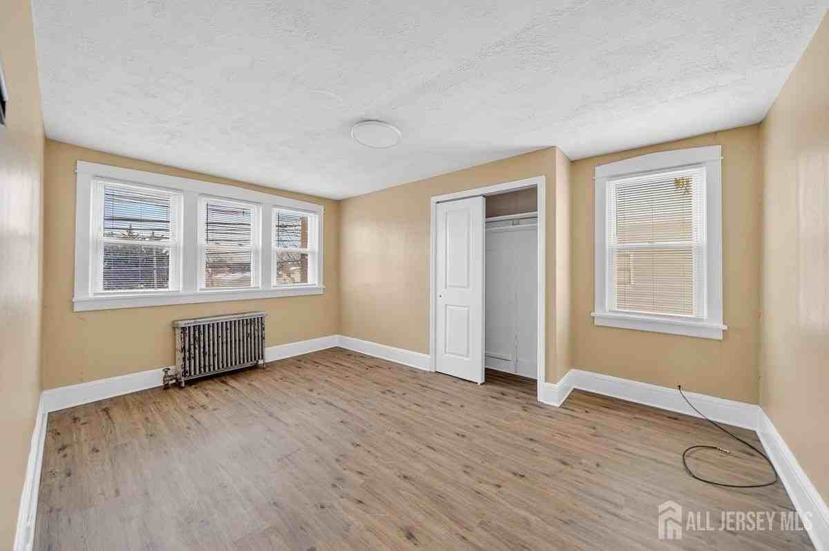 1167 Green St #B - Photo 3 of 9