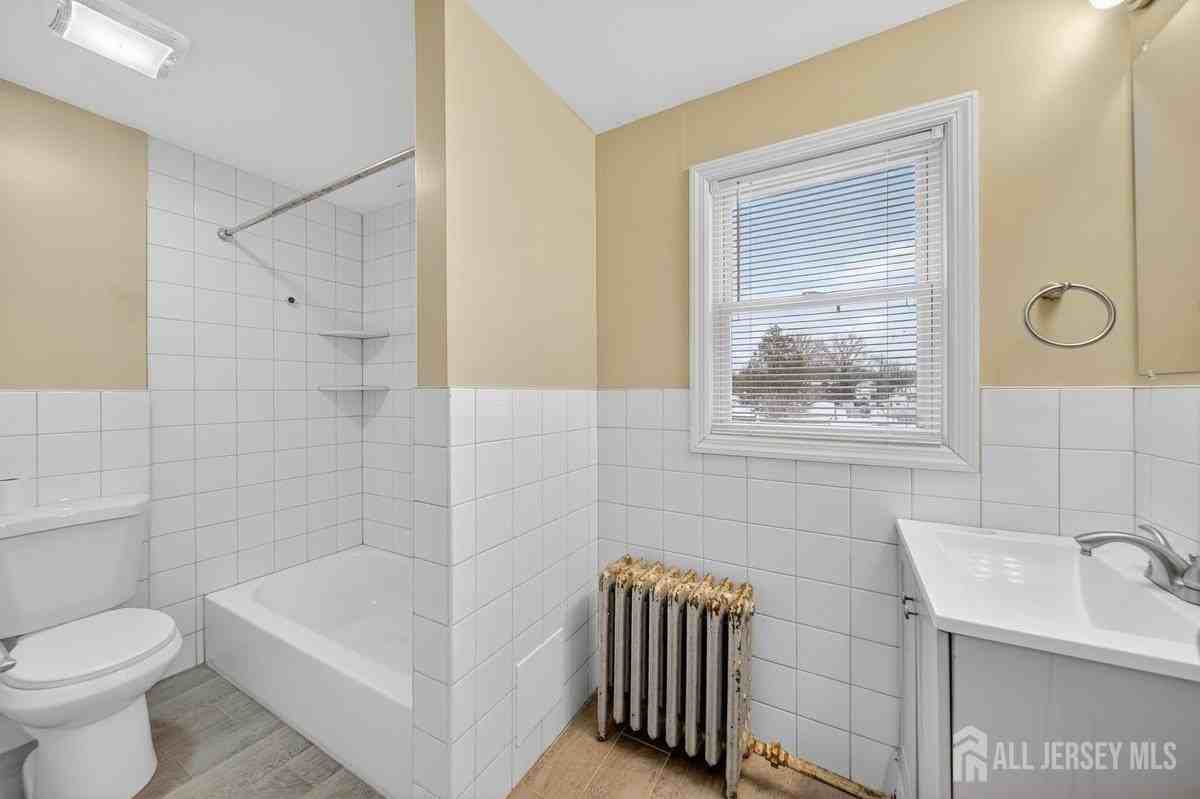 1167 Green St #B - Photo 7 of 9