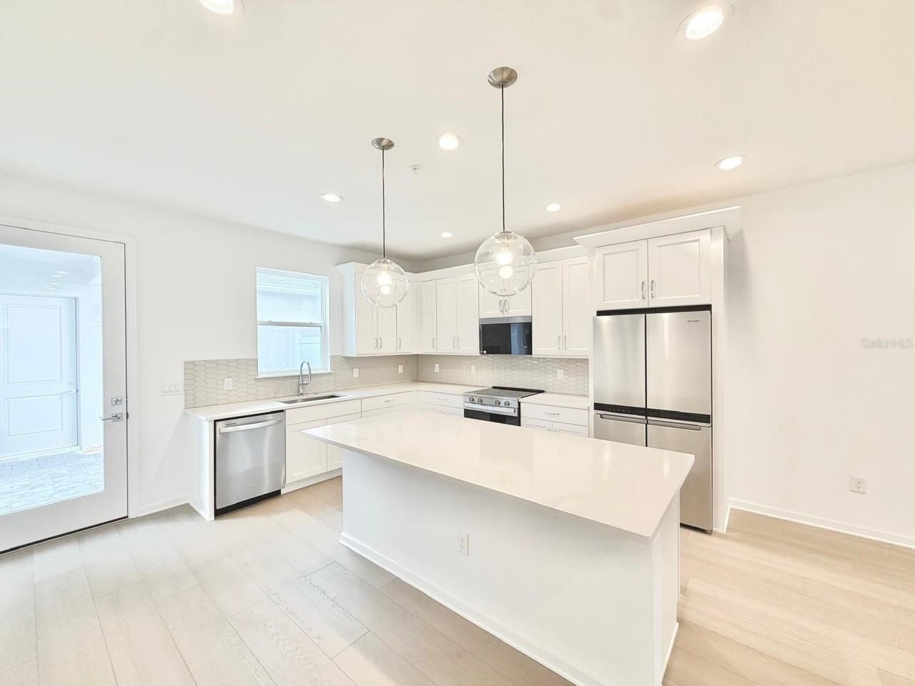 1836 Crowncrest Dr - Photo 4 of 40