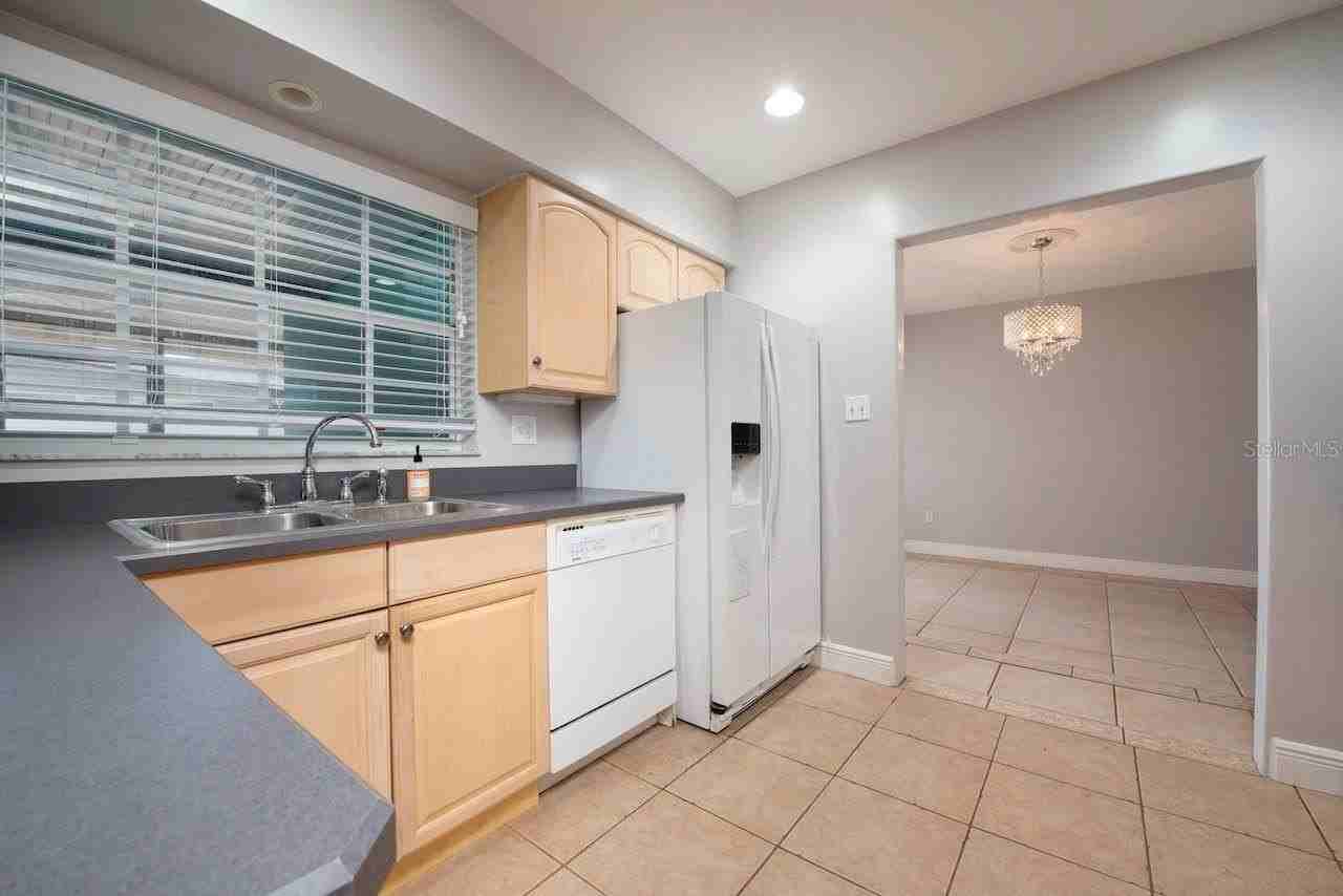 640 Roberta Ave - Photo 6 of 29