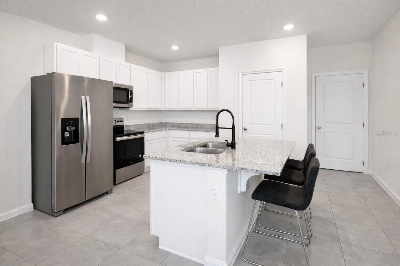 400 Preston Cove Dr - Photo 4 of 23