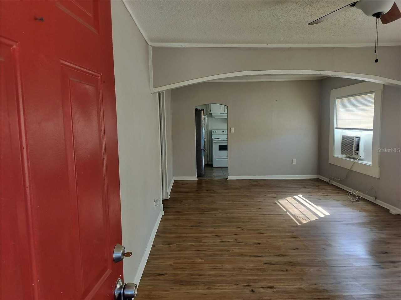 426 E St - Photo 4 of 26